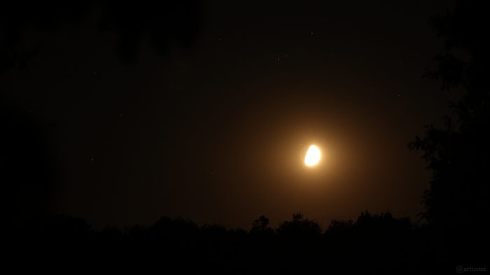 Sternbild Skorpion und Mond am 6. August 2022 um 23:32 Uhr