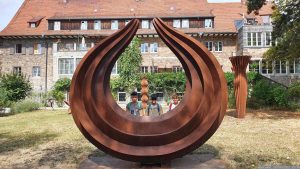 Von der Trockenheit gekennzeichneter Skulpturenpark im Weiler Erbachshof in Eisingen