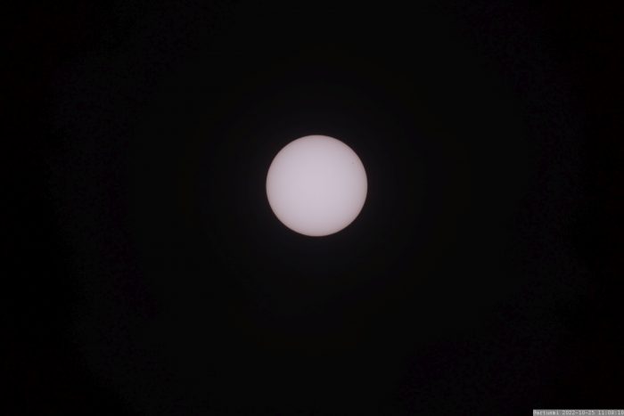 Die Sonne kurz vor Beginn der partiellen Sonnenfinsternis