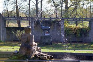 Neptunbrunnen und Hubertushirsch im Schlosspark am Schwanberg