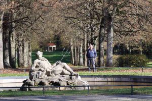 Artur am Neptunbrunnen im Schlosspark am Schwanberg
