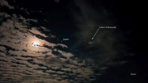 Mond mit Hof an durchscheinendem Altocumulus, Jupiter, rechter Nebenmond und Saturn am 5. November 2022