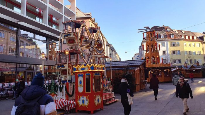 Karusell und Weihnachtspyradmide auf dem Weihnachtsmarkt 2022 in der Eichhornstraße in Würzburg