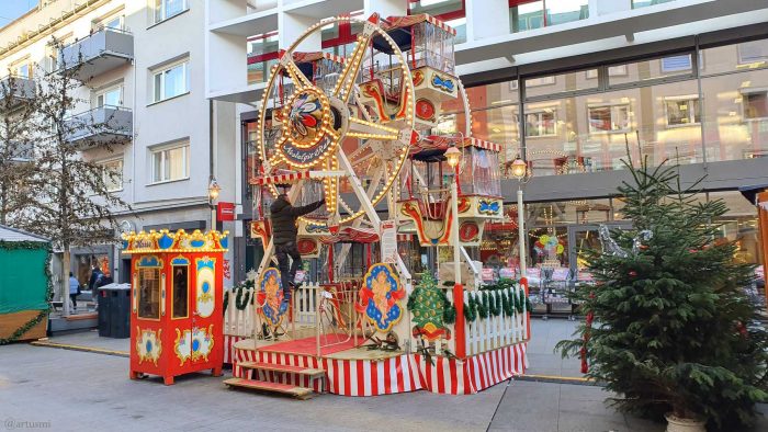 Karussell auf dem Weihnachtsmarkt 2022 in der Eichhornstraße in Würzburg