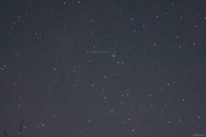 Komet C/2022 E3 (ZTF) am 19. Januar 2023 oberhalb Sternbild Herkules am Nordosthimmel von Eisingen in einer scheinbaren Höhe von 26° 47'.