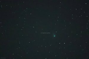 Komet C/2022 E3 (ZTF) am 19. Januar 2023 oberhalb Sternbild Herkules am Nordosthimmel von Eisingen in einer scheinbaren Höhe von 28° 38'.
