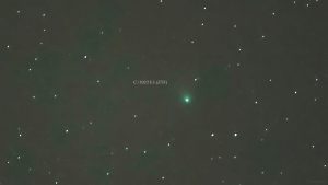 Komet C/2022 E3 (ZTF) am 19. Januar 2023 oberhalb Sternbild Herkules am Nordosthimmel von Eisingen in einer scheinbaren Höhe von 28° 42'.