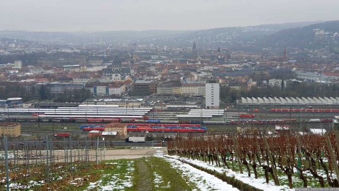 Blick vom Würzburger Stein auf den Würzburger Hauptbahnhof und die Posthallen