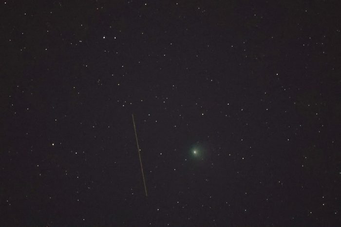 Strichspur eines Satelliten links von Komet C/2022 E3 (ZTF) am 29. Januar 2023