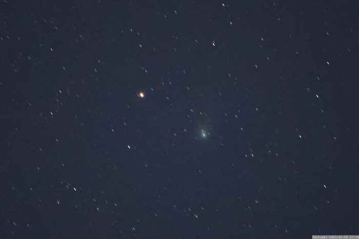 Komet C/2022 E3 (ZTF) am 8. Februar 2023 im Sternbild Fuhrmann, rechts von Stern Hassaleh.