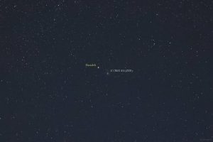 Komet C/2022 E3 (ZTF) am 8. Februar 2023 im Sternbild Fuhrmann, rechts von Stern Hassaleh.