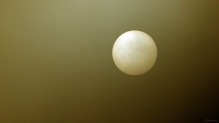 Die Sonne mit Sonnenflecken am 13. Februar 2023 hinter Nebelschwaden