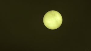 Die Sonne mit Sonnenflecken am 16. Februar 2023 hinter Nebelschwaden