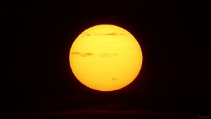 Untergehende Sonne mit Sonnenflecken am 18. März 2023