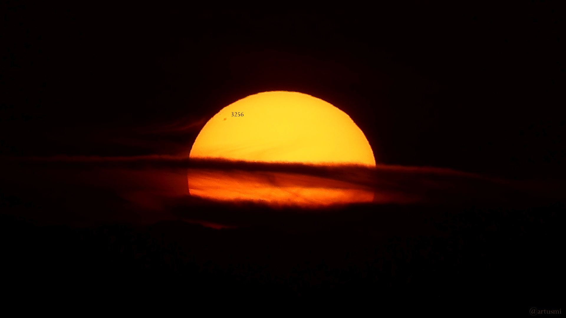 Untergehende Sonne mit Sonnenfleck am 18. März 2023