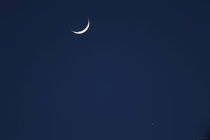Zunehmender Mond und Venus am 24. März 2023