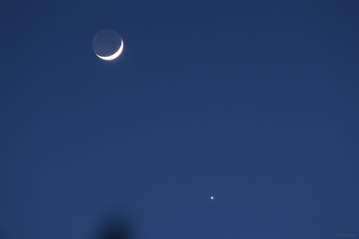 Zunehmender Mond mit Erdlicht und Venus am 24. März 2023