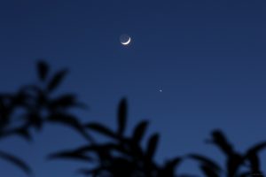 Zunehmender Mond mit Erdlicht und Venus am 24. März 2023