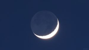 Zunehmender Mond mit Erdlicht am 24. März 2023