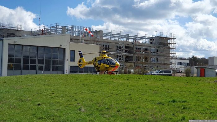 Rettungshubschrauber Christoph 18 auf dem Gelände der MKO