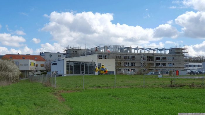 Rettungshubschrauber Christoph 18 auf dem Gelände der MKO
