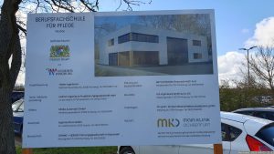 Bautafel Neubau Berufsfachschule für Pflege am Parkplatz der MKO
