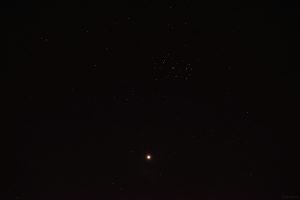 Venus und der offene Sternhaufen der Plejaden am Abend des 9. April 2023