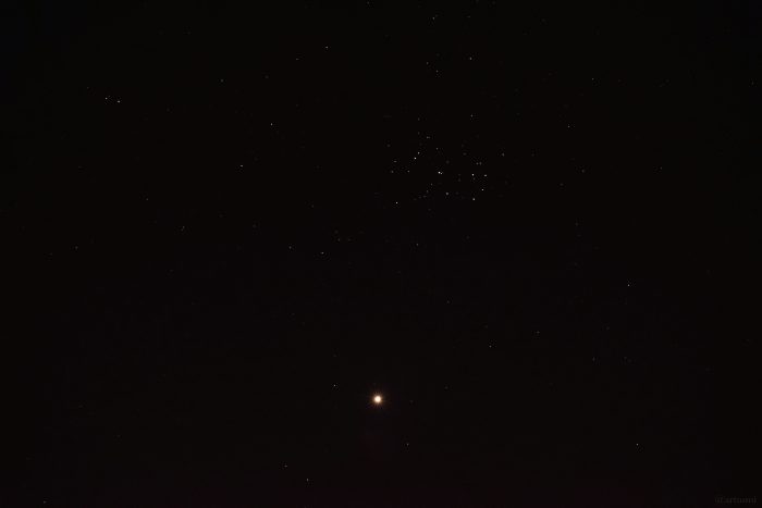 Venus und der offene Sternhaufen der Plejaden am Abend des 9. April 2023
