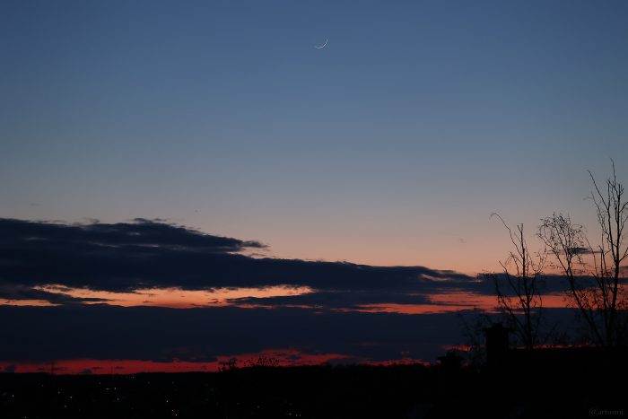 Schmale Sichel des zunehmenden Mondes am 21. April 2023 über dem Westhimmel von Eisingen.