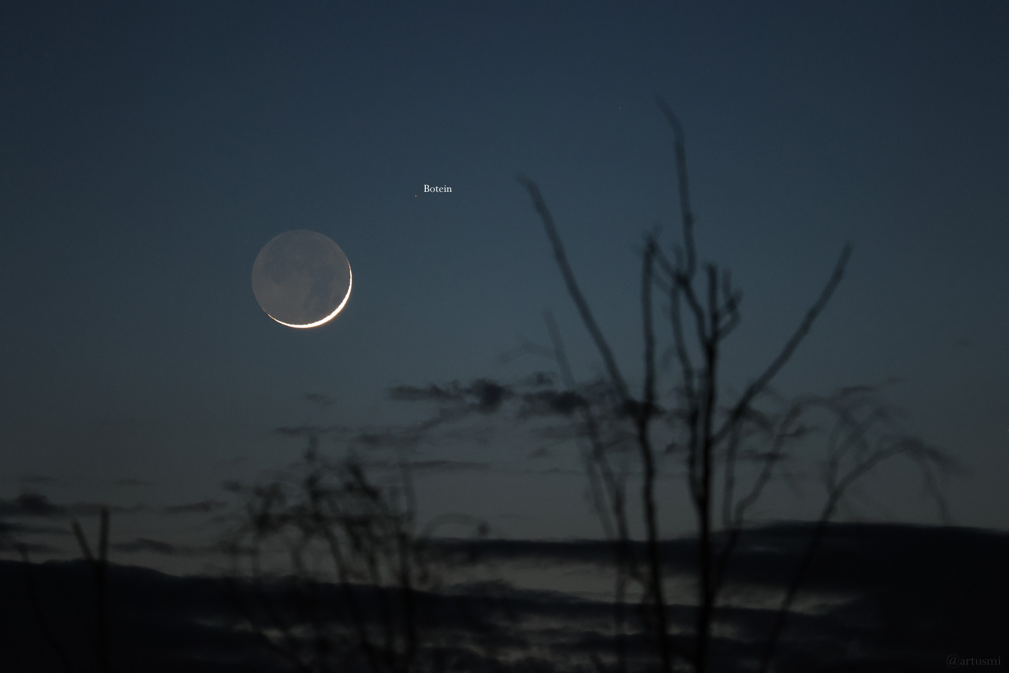 Schmale Mondsichel mit Erdlicht am 21. April 2023