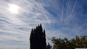 Die Kondensstreifen am 4. Mai 2023 beeinträchtigten ganztags die Produktion von elektrischem Strom durch PV-Anlagen.