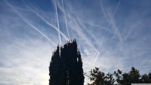 Die Kondensstreifen am 4. Mai 2023 beeinträchtigten ganztags die Produktion von elektrischem Strom durch PV-Anlagen.