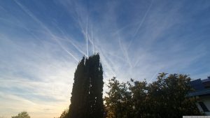 Die Kondensstreifen am 4. Mai 2023 beeinträchtigten ganztags die Produktion von elektrischem Strom durch PV-Anlagen.