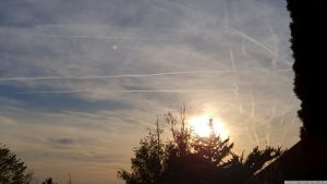 Die Kondensstreifen am 4. Mai 2023 beeinträchtigten ganztags die Produktion von elektrischem Strom durch PV-Anlagen.