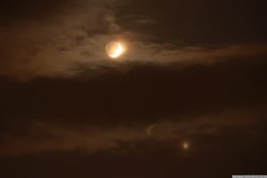 Konstellation zunehmender Mond und Venus am 23. Mai 2023