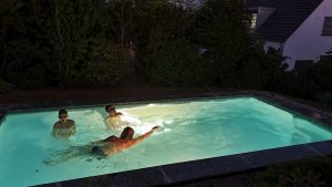 Badespaß im Pool am Abend des 24. Juni 2023