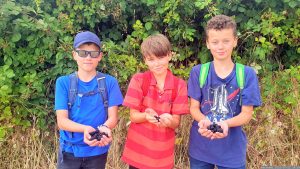 Unsere Drillinge mit Brombeeren am 22. Juli 2023