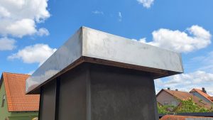 Nach Kaminstilllegung neue Kaminabdeckung aus Edelstahl als Regenschutz.