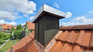 Nach Kaminstilllegung neue Kaminabdeckung aus Edelstahl als Regenschutz.