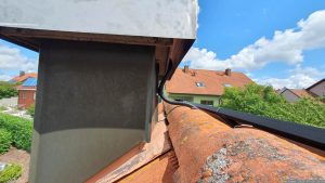 Nach Kaminstilllegung neue Kaminabdeckung aus Edelstahl als Regenschutz.