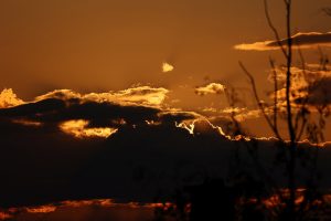 Untergehende Sonne am 9. August 2023 hinter Wolken