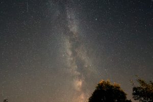 Meteor und Milchstraße mit Sommerdreieck am 12. August 2023