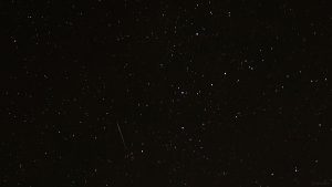 Meteor oberhalb des Sternbildes Cassiopeia am 12. August 2023
