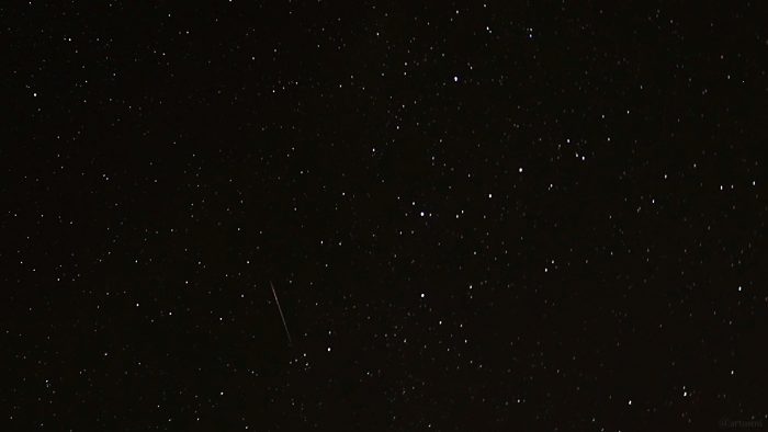 Meteor oberhalb des Sternbildes Cassiopeia am 12. August 2023