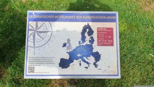 Infotafel am geografischen Mittelpunkt der EU bei Gadheim im Landkreis Würzburg