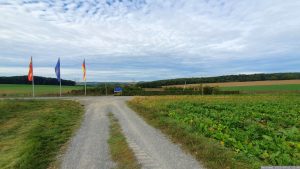 Geografischer Mittelpunkt der EU auf einem Feld bei Gadheim im Landkreis Würzburg