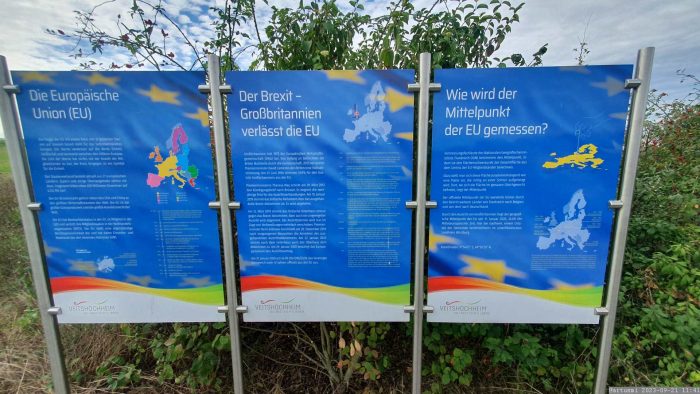 Infotafel am geografischen Mittelpunkt der EU bei Gadheim im Landkreis Würzburg
