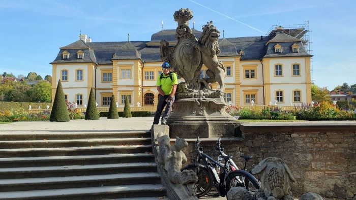 Artur Schmitt während Fahrradtour am 10. Oktober 2023 am Schloss Veitshöchheim