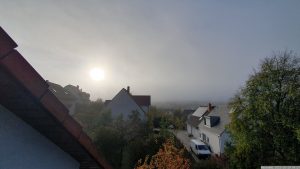 Sonnenaufgang im Nebel über Eisingen am 19. Oktober 2023