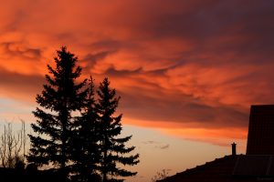 Mammatus-Wolken nach Sonnenuntergang am 21. Oktober 2023 am Nordwesthimmel von Eisingen